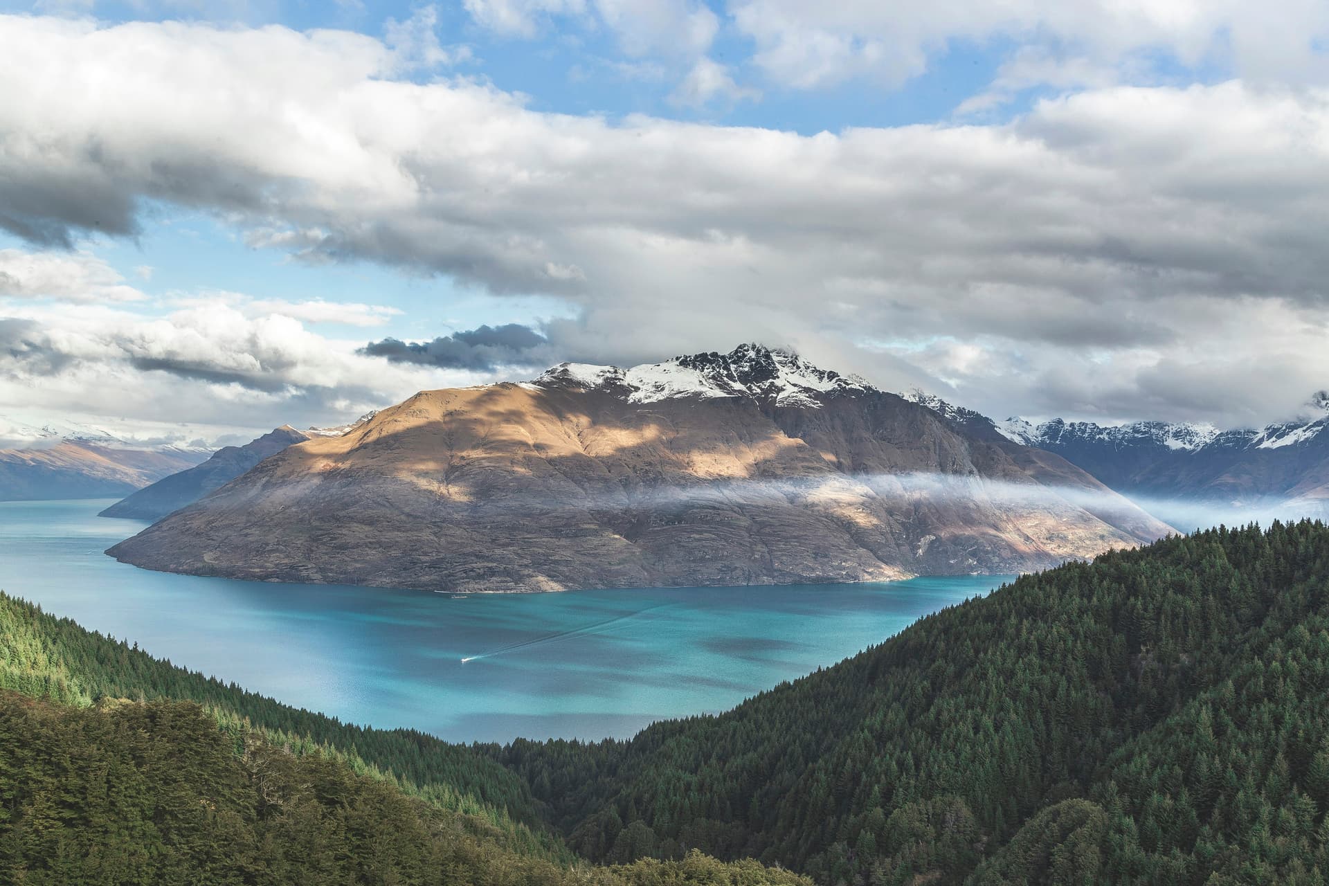 Milford Sound en Nouvelle-Zélande — fjord vertigineux entouré de montagnes