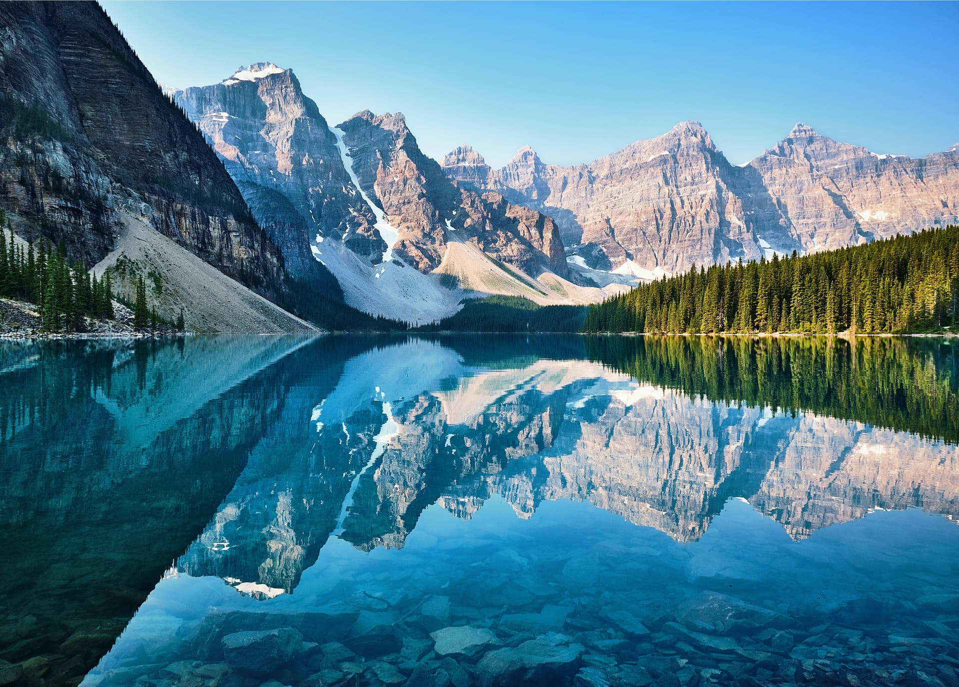 Lac Moraine dans les Rocheuses canadiennes — eaux turquoise et montagnes enneigées