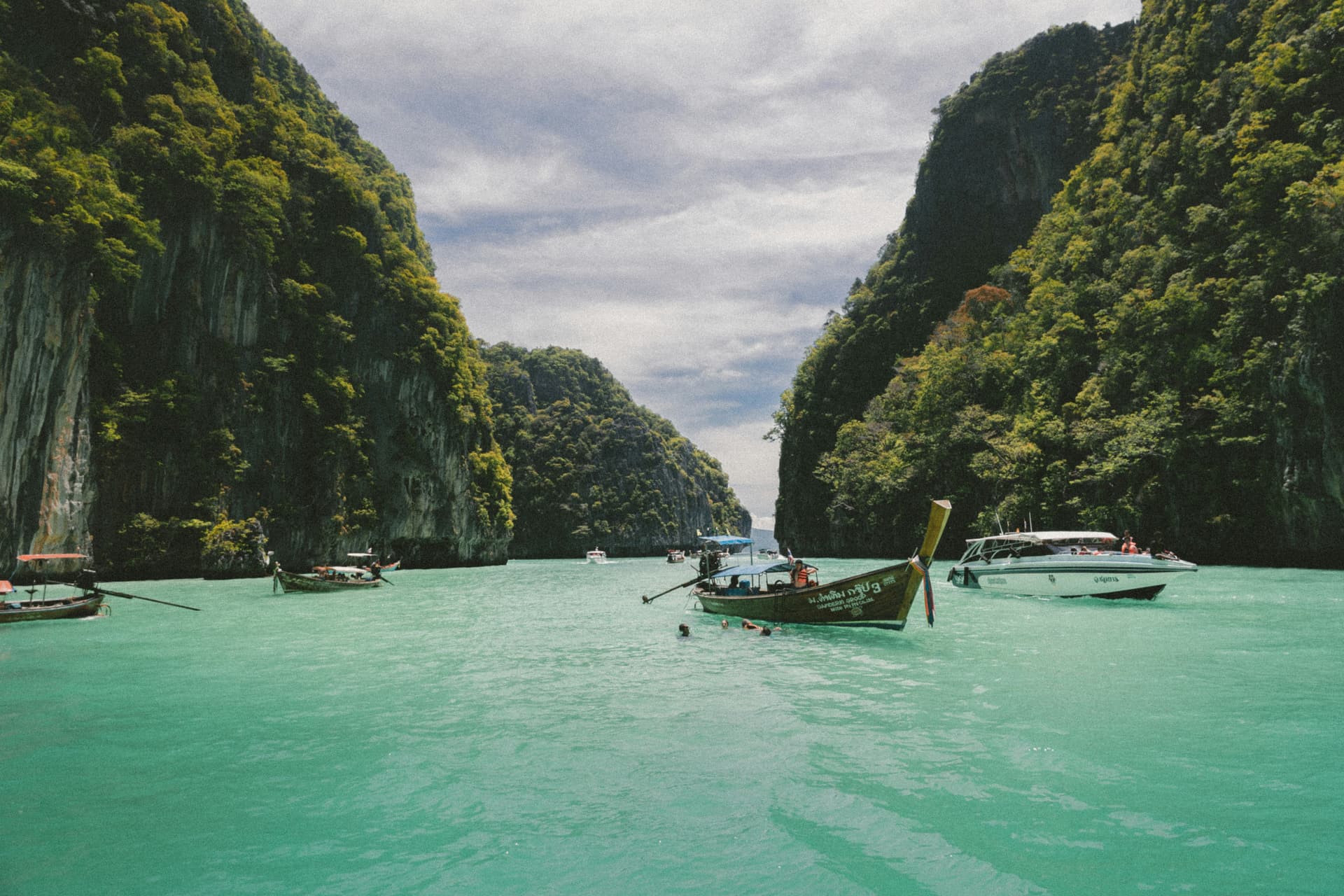Longtail boats dans la baie de Krabi