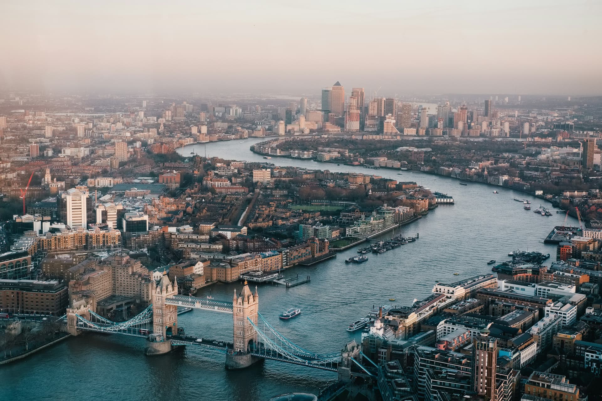 Tower Bridge et la Tamise au crépuscule — Londres, Royaume-Uni