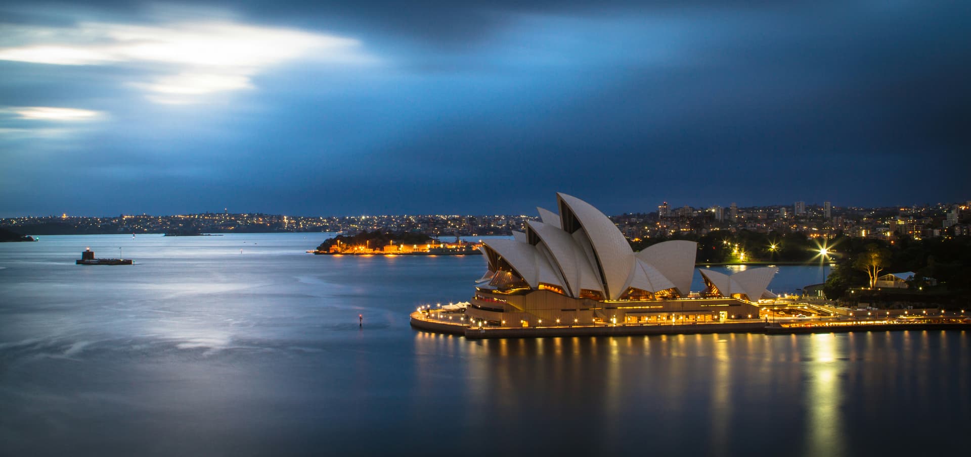Opéra de Sydney et Harbour Bridge au coucher du soleil — Australie