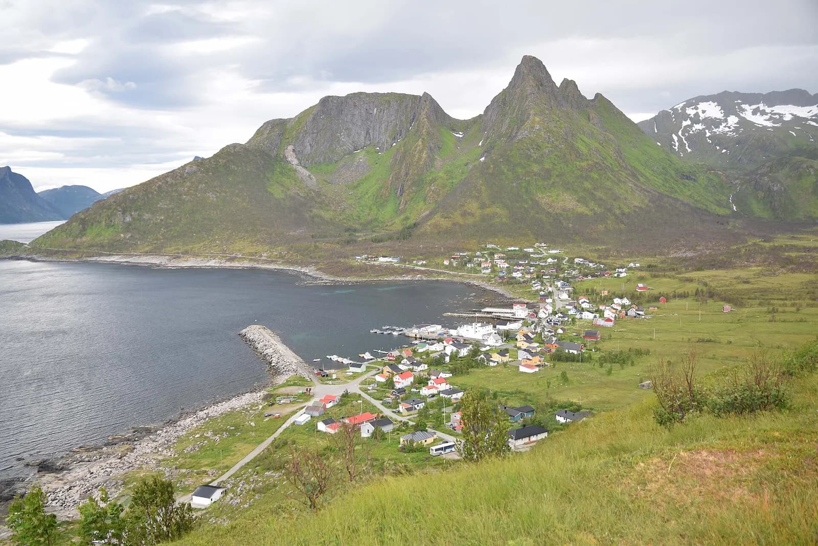 le village de pêcheurs de Mefjordvær blotti au bord du fjord face au mont Mykjetinden