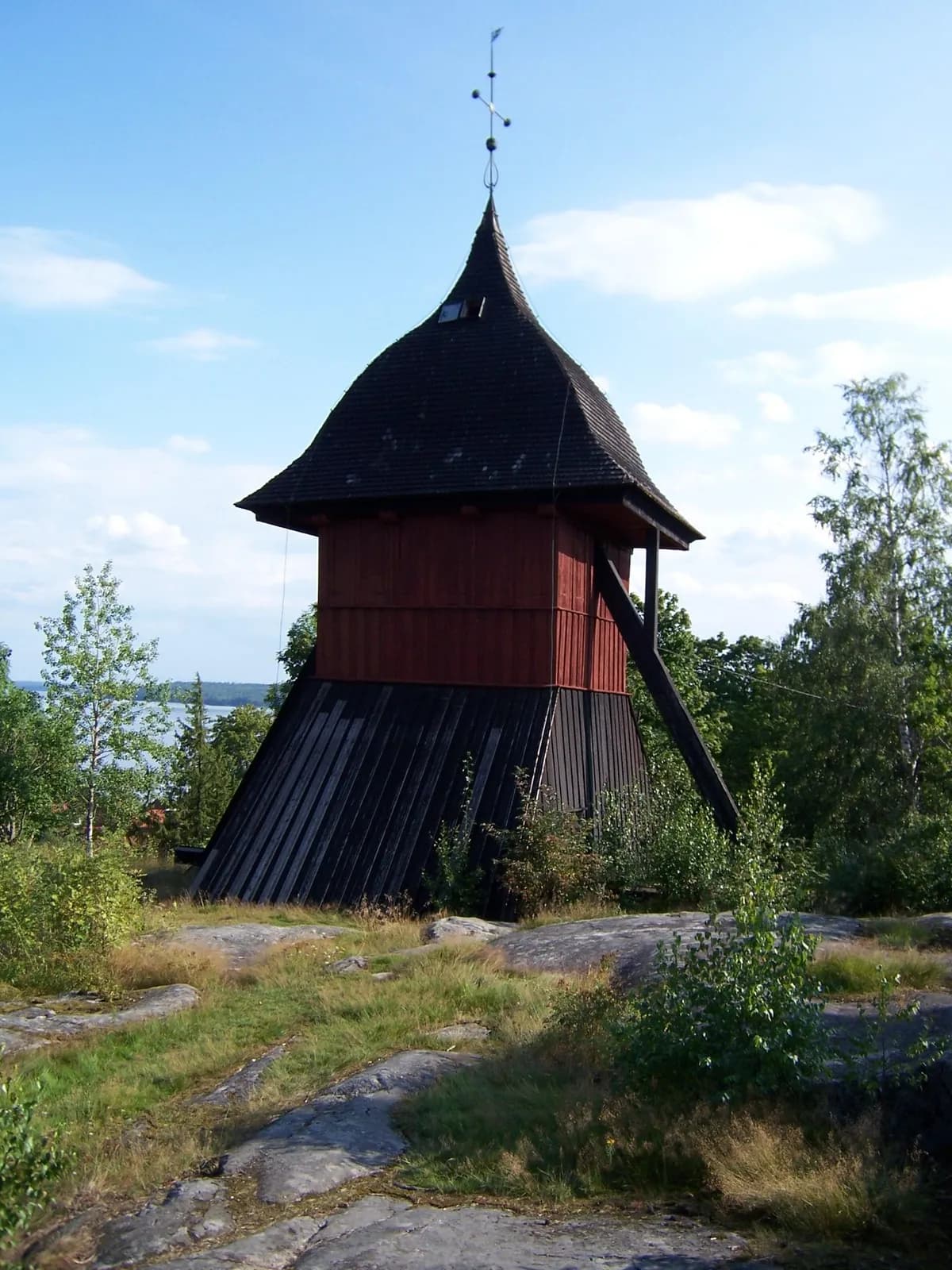 le clocher en bois rouge de la colline de Klockbacken dominant le lac à Sigtuna