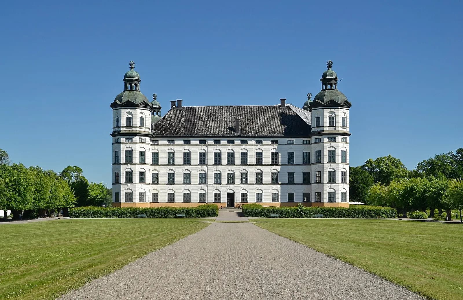 le château baroque de Skokloster et ses quatre tours au bout d'une allée