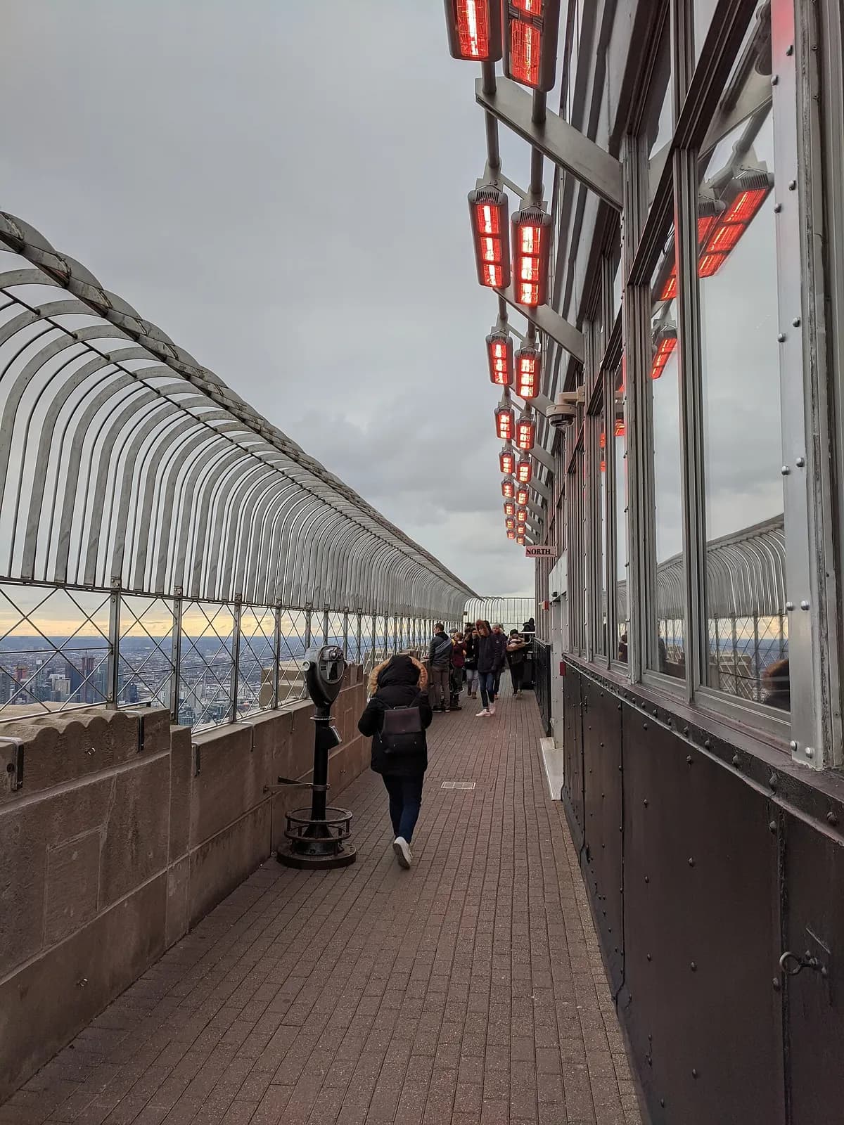 la promenade extérieure du 86e étage avec ses jumelles et sa grille de protection