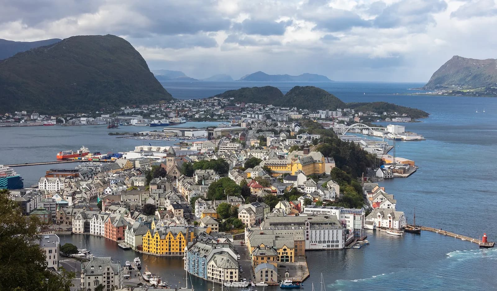 la ville Art nouveau d'Ålesund et ses îles vues depuis le mont Aksla
