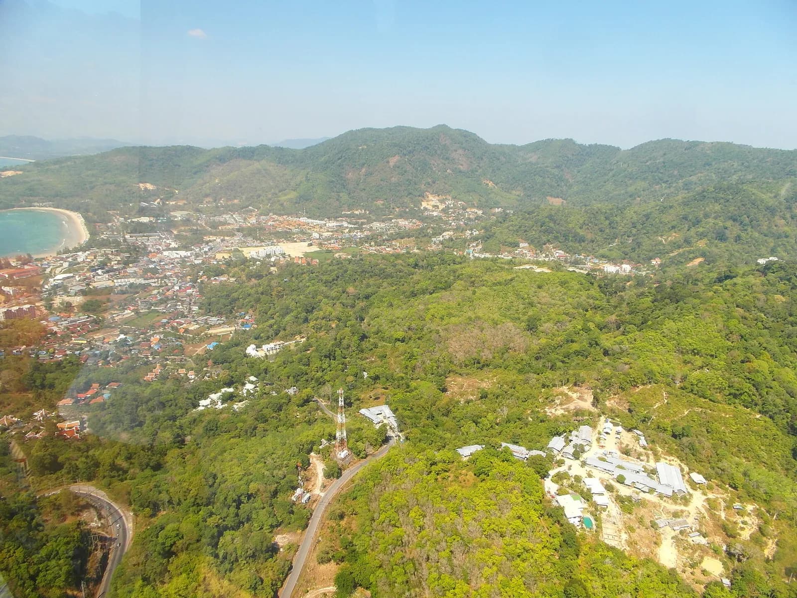 panorama sur Kamala depuis les hauteurs, avec la route côtière serpentant dans la jungle