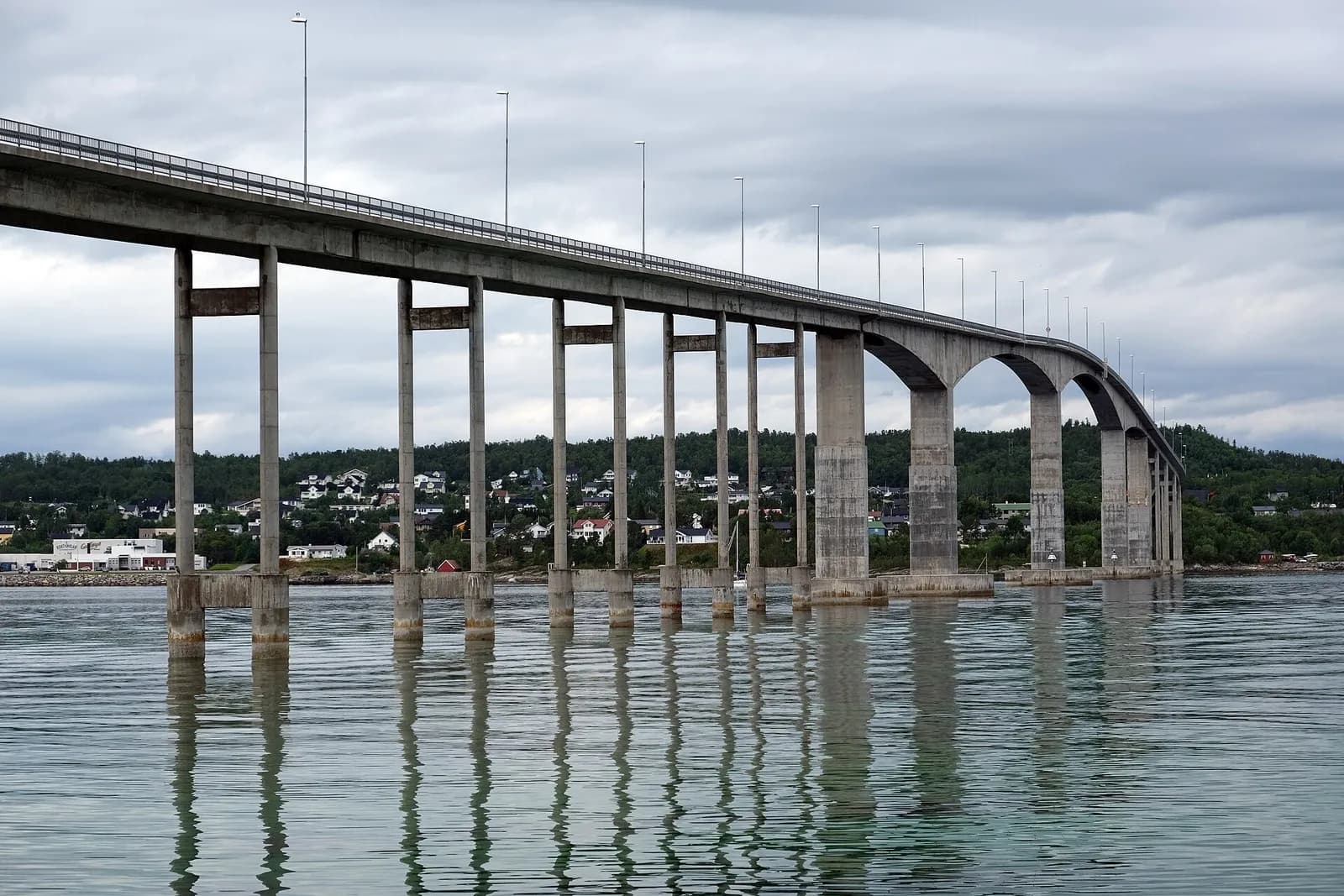 le pont de Gisund relie Finnsnes à l'île de Senja au-dessus du détroit