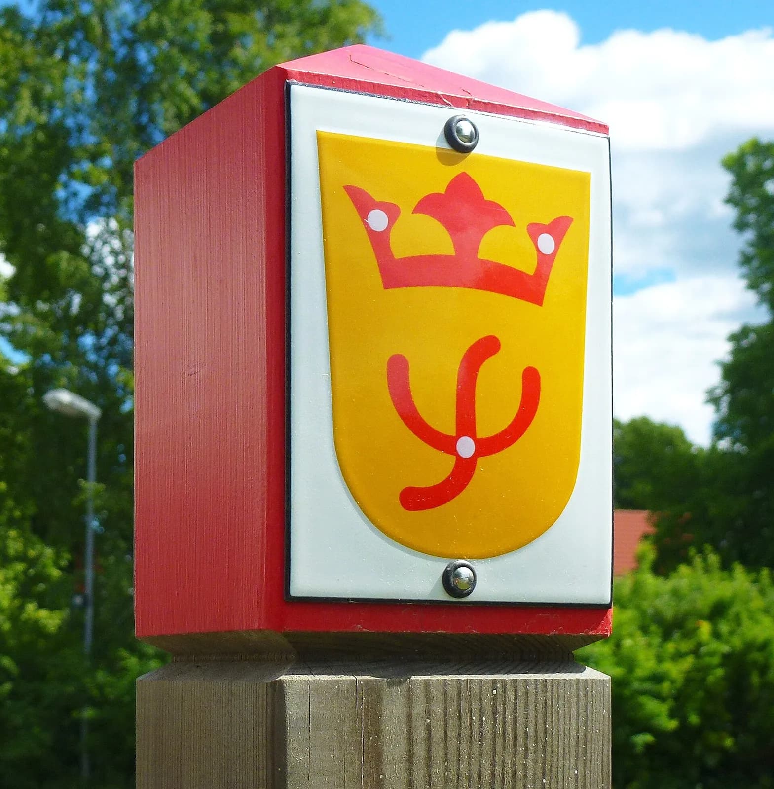 panneau de balisage jaune et rouge du sentier de pèlerinage Ingegerdsleden
