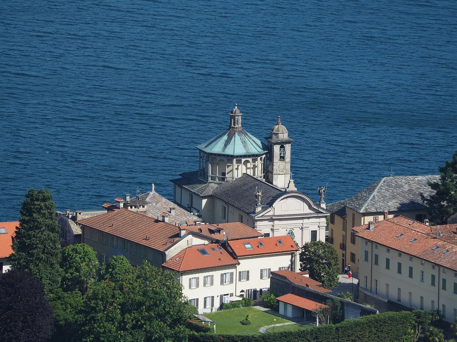 les toits de Cannobio et le sanctuaire de la Sainte Pitié au bord du lac Majeur