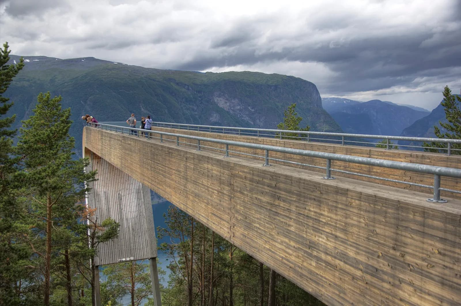 la passerelle en bois de Stegastein suspendue au-dessus de la forêt et de l'Aurlandsfjord
