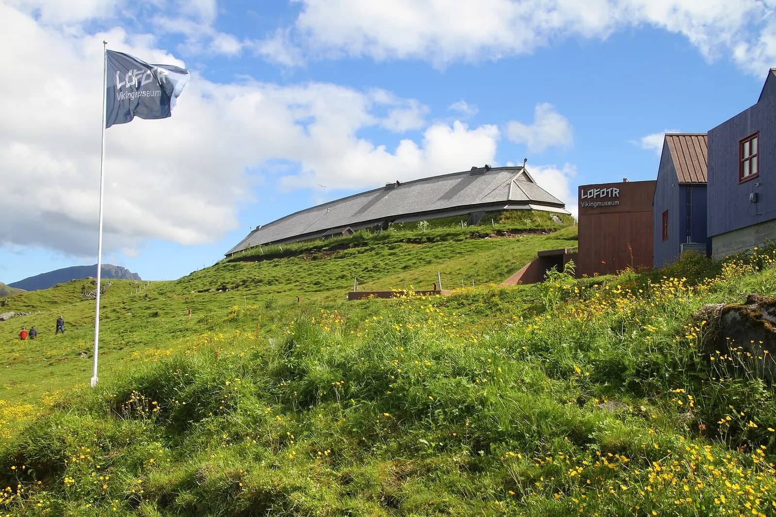 la grande maison longue reconstituée du musée viking Lofotr à Borg, sur l'île de Vestvågøy