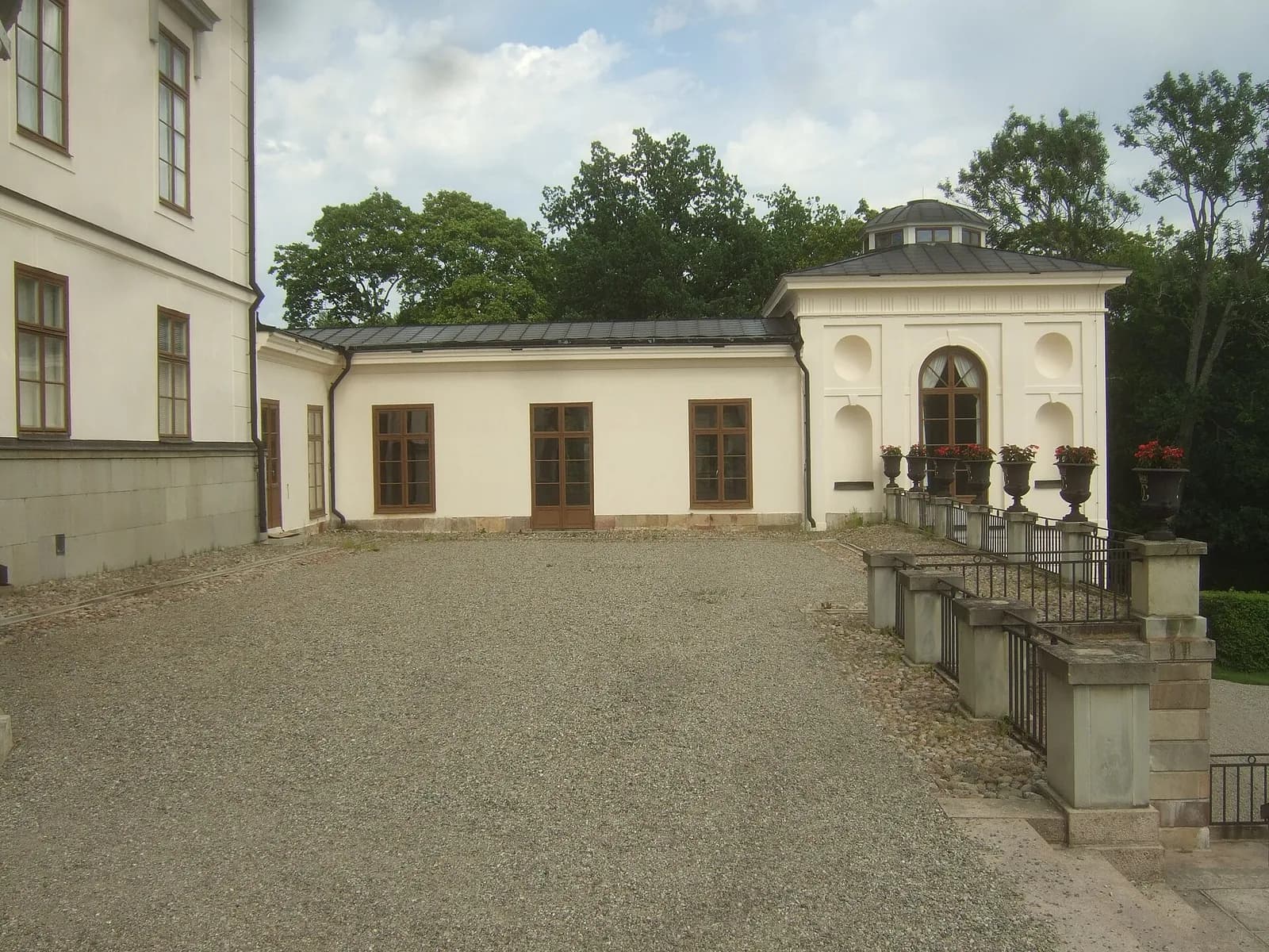 cour pavée et pavillon d'angle du château de Rosersberg