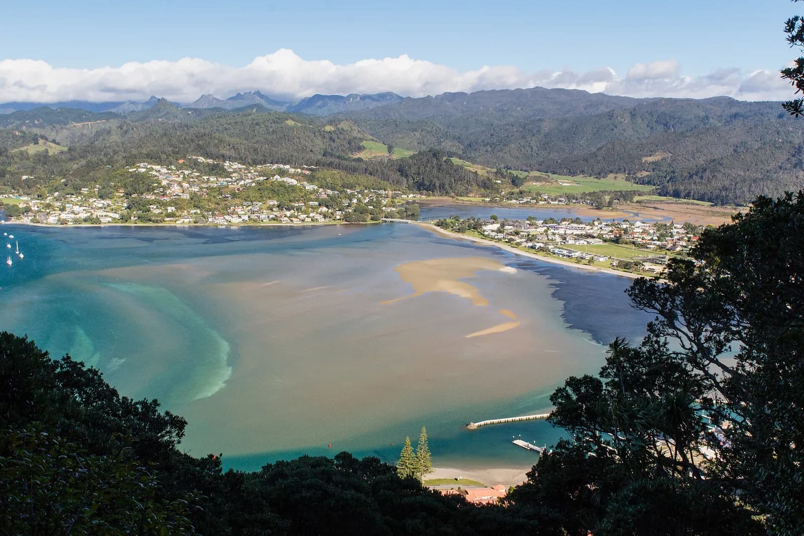 le port de Tairua et ses bancs de sable turquoise vus depuis les pentes du mont Paku