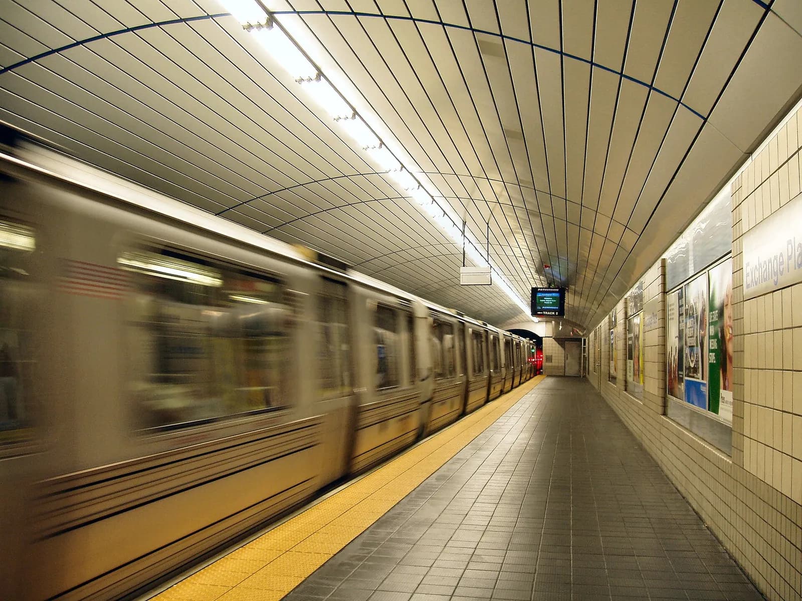 rame du métro PATH entrant en gare d'Exchange Place à Jersey City