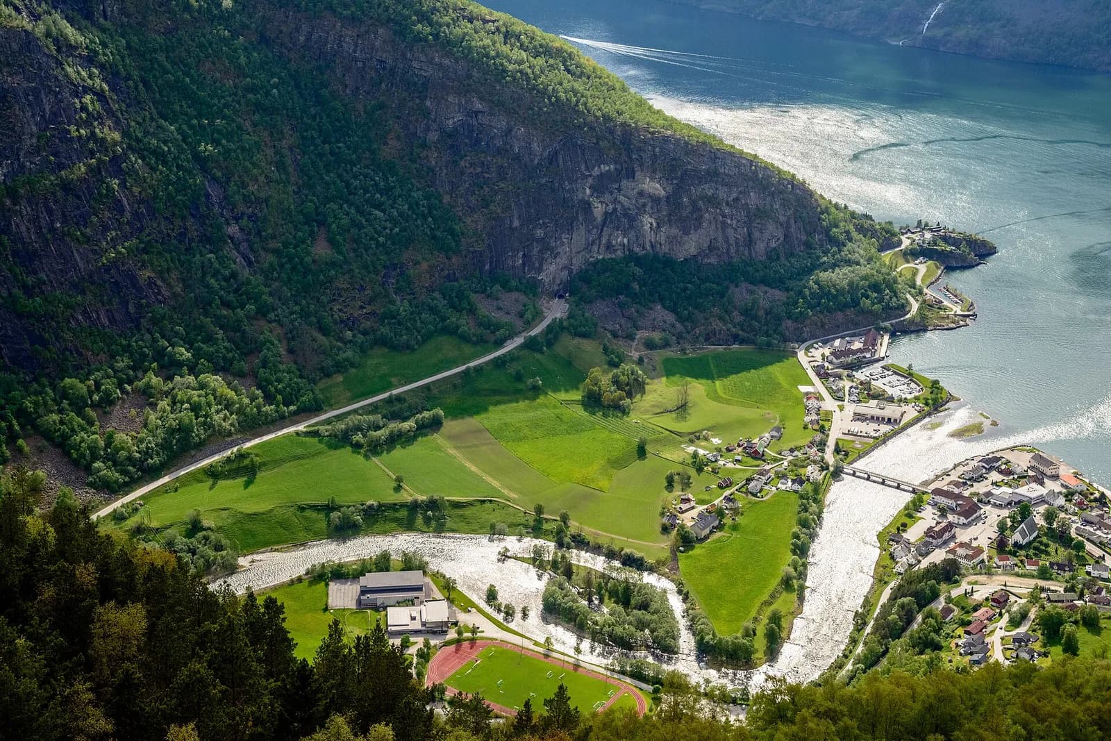 la vallée verdoyante d'Aurland et le delta de la rivière au bord du fjord, depuis Stegastein