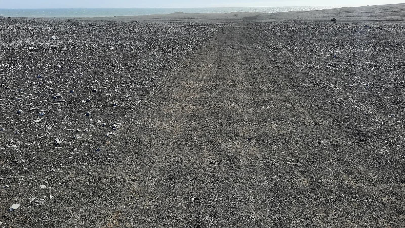 la piste rectiligne qui traverse la plaine de sable noir en direction de l'épave de Sólheimasandur