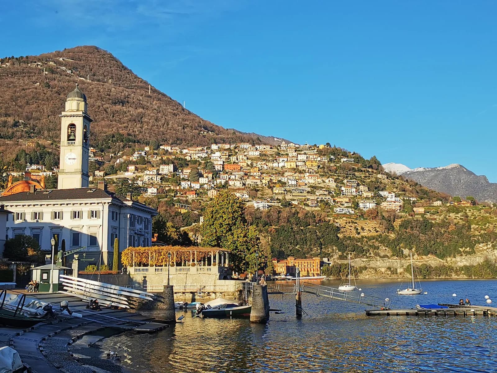 le port et le clocher de Cernobbio avec Rovenna sur les pentes au-dessus du lac
