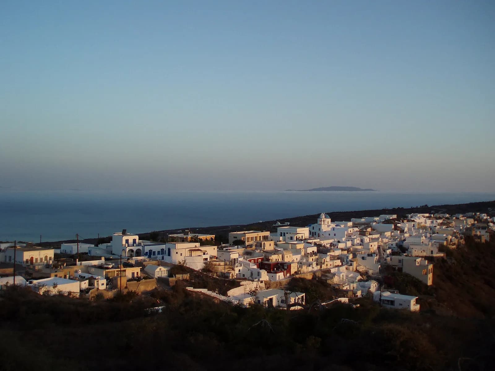 le village de Manolas sur Thirassia dans la lumière du soir