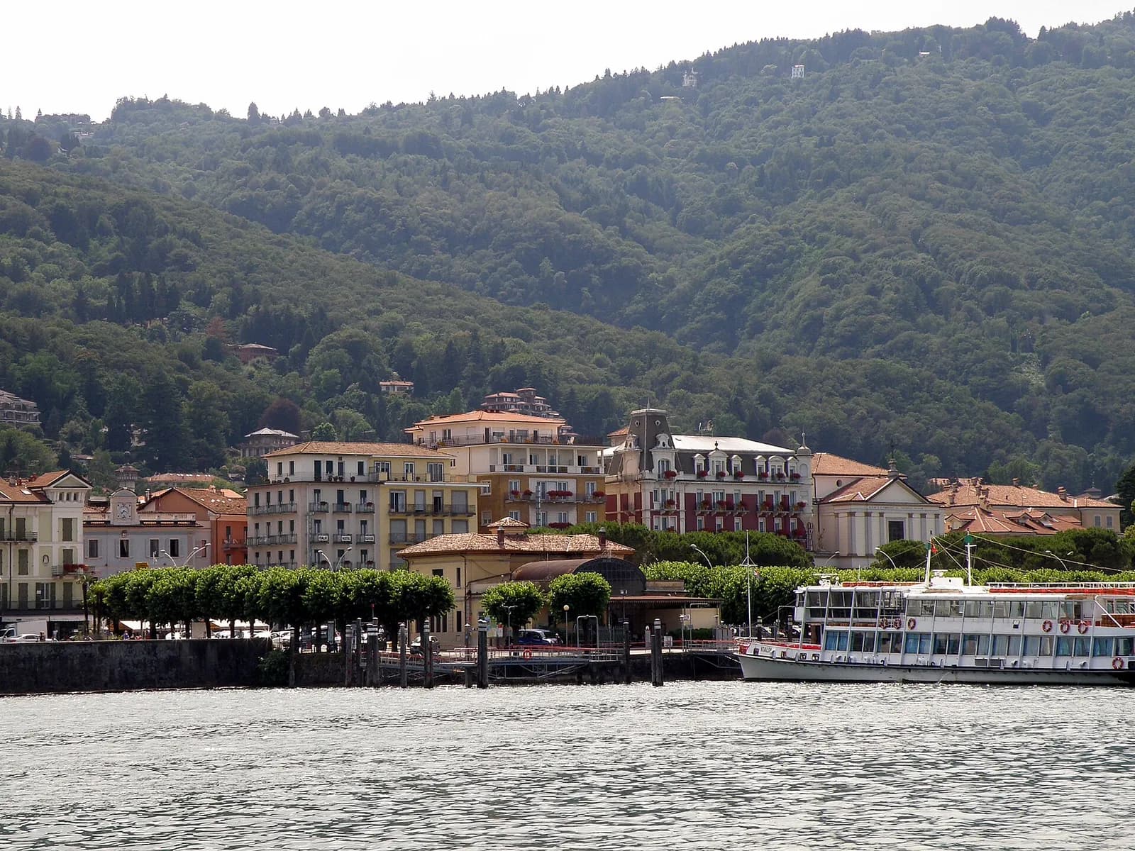 le front de lac de Stresa et ses hôtels Belle Époque face au lac Majeur