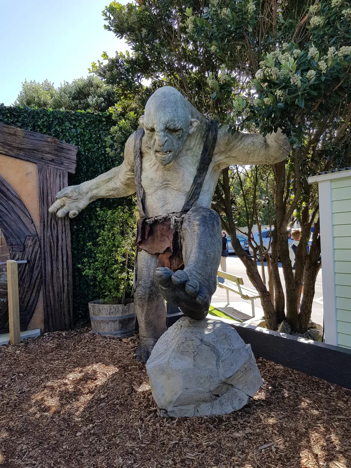 une statue de troll en pierre près de l'entrée de la Weta Cave à Wellington