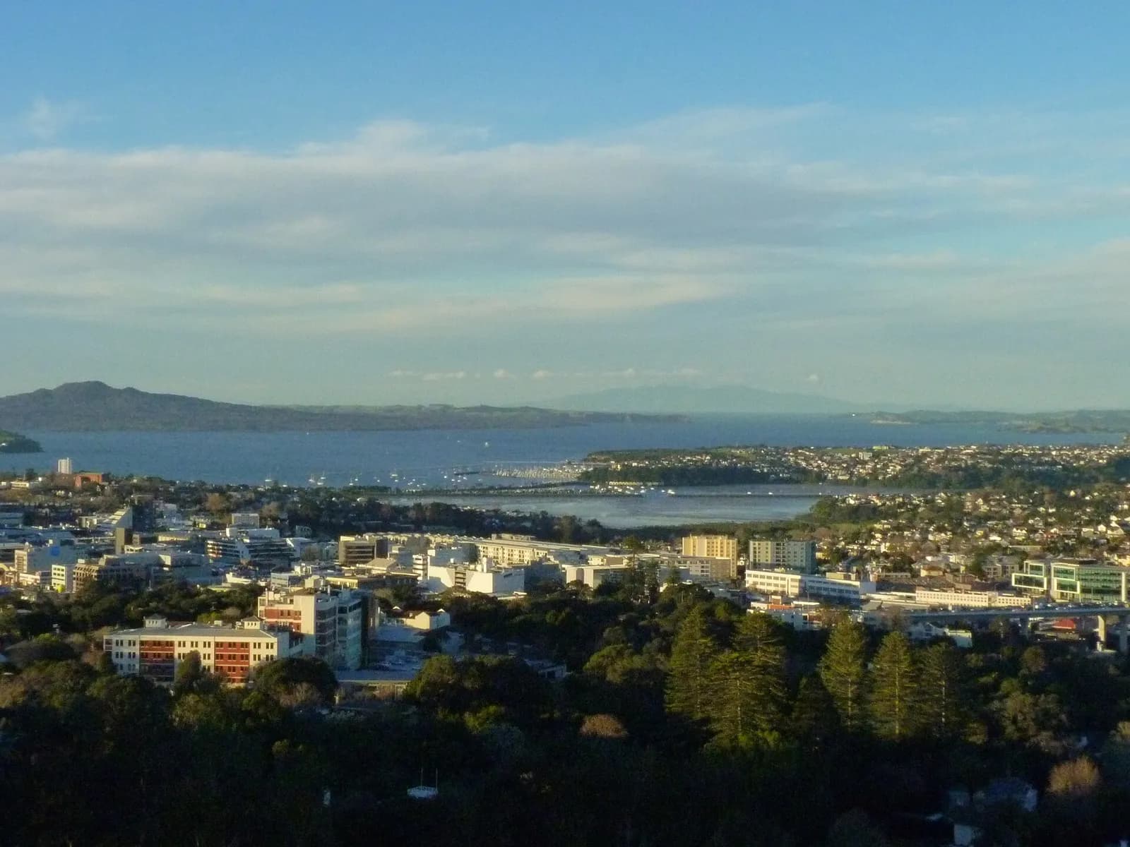la baie d'Auckland et l'île Rangitoto baignées par la lumière du soir depuis le mont Eden