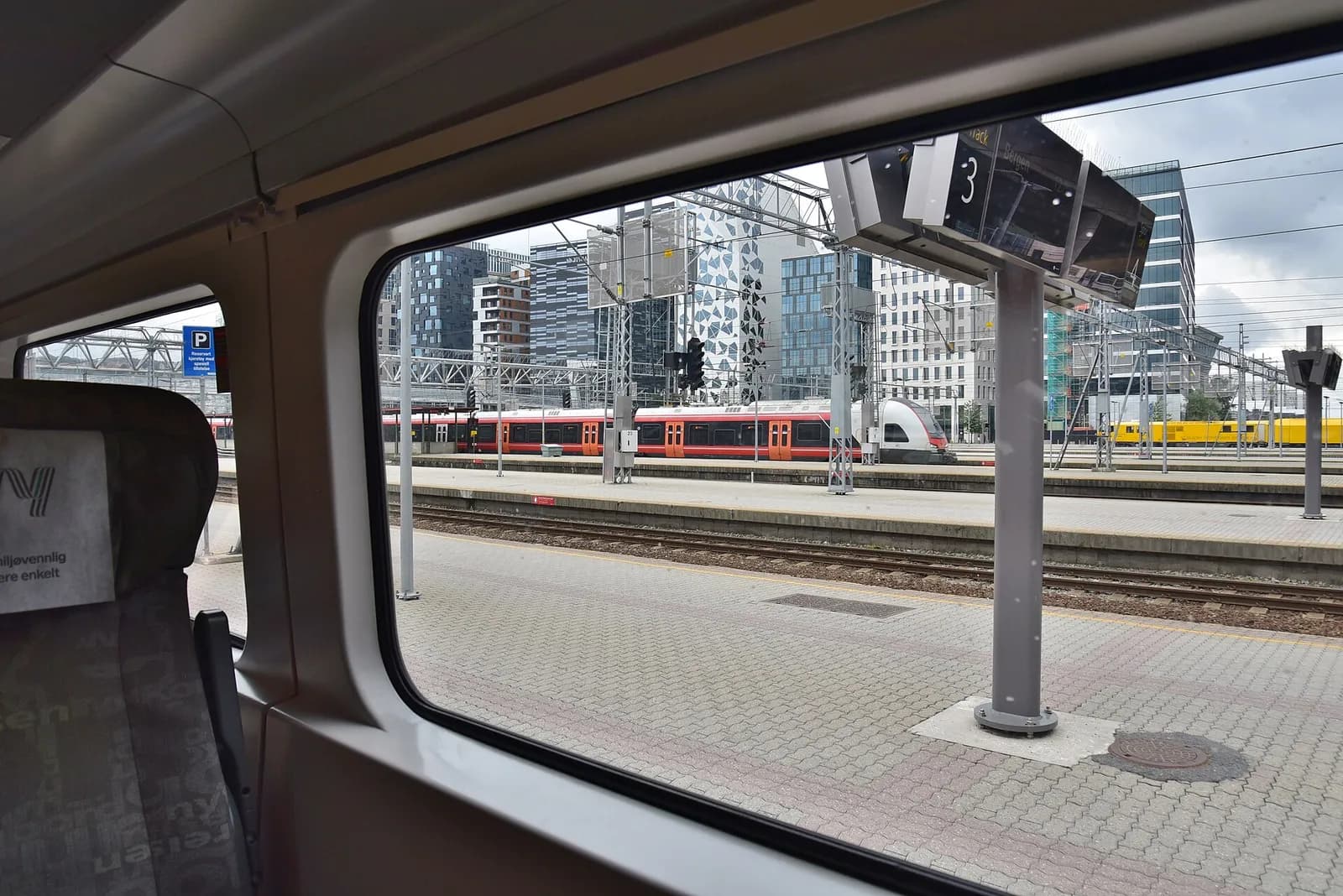 vue depuis un siège du train express pour Bergen sur les quais de la gare d'Oslo