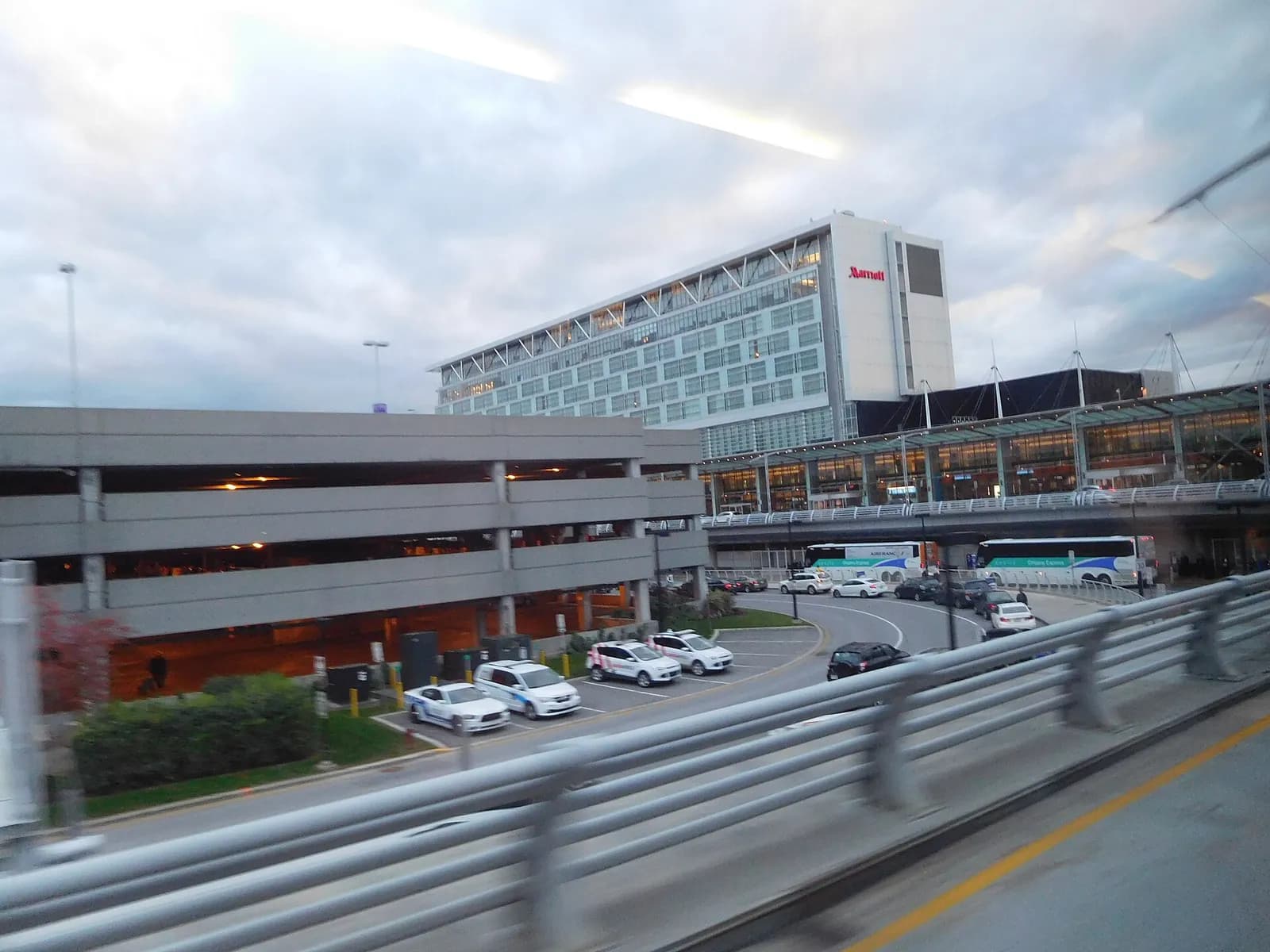 le stationnement étagé et l'hôtel de l'aéroport Montréal-Trudeau vus depuis la voie d'accès
