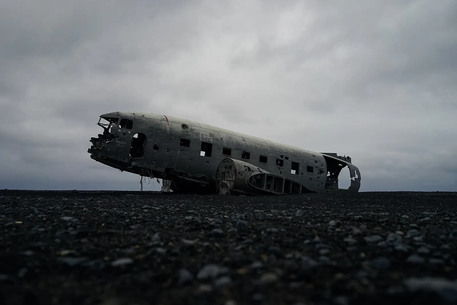 l'épave du DC-3 de profil sur le sable noir de Sólheimasandur par temps gris