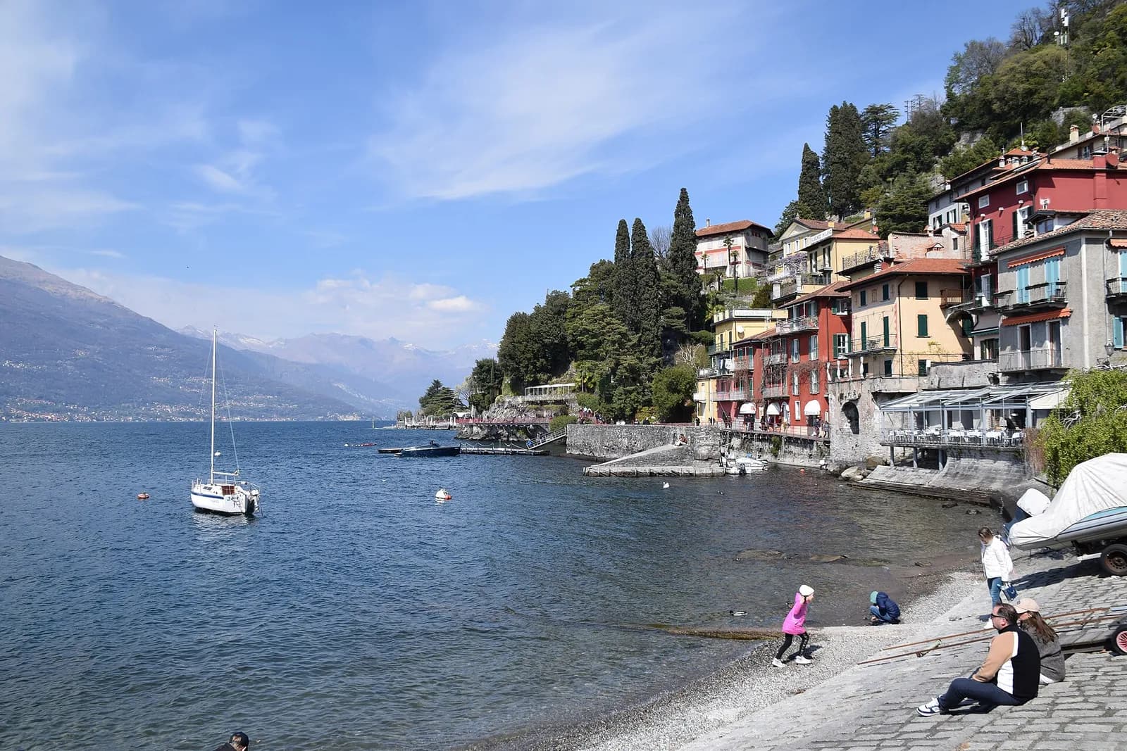 le vieux port de Varenna, sa plage de galets et ses maisons pastel au bord de l'eau