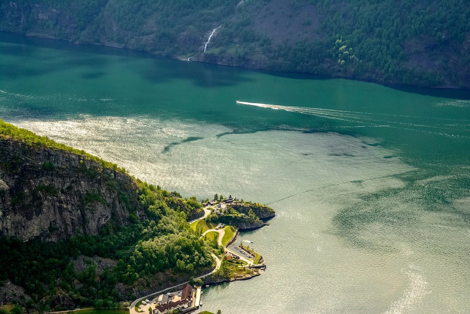 vue plongeante sur les eaux turquoise de l'Aurlandsfjord depuis Stegastein