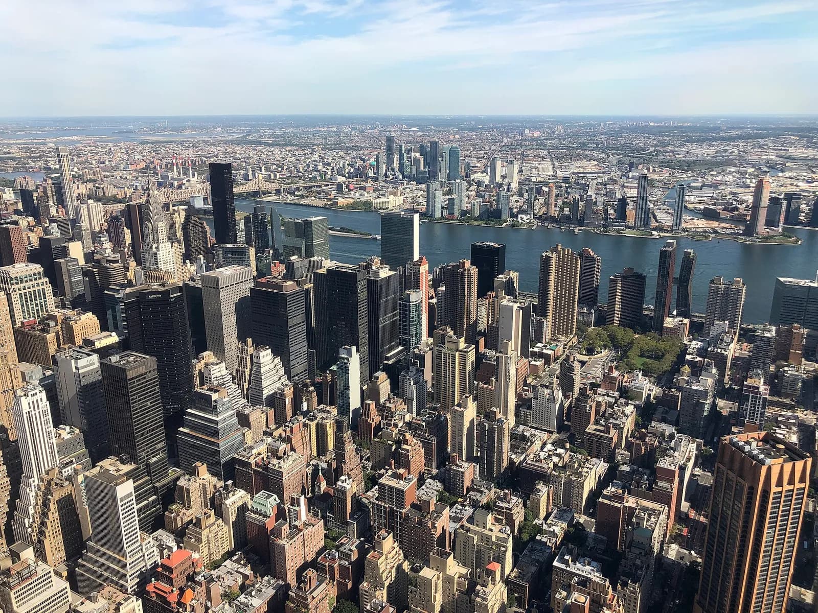vue vers l'est depuis le 102e étage sur Manhattan, l'East River et le Queens