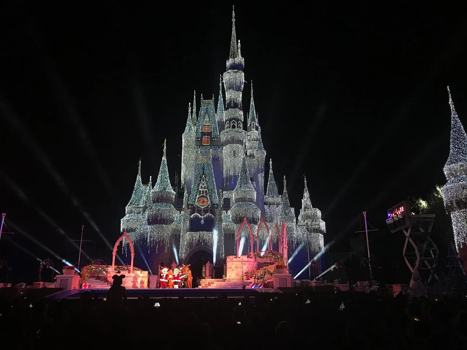 le château de Cendrillon illuminé pour les fêtes de fin d'année à Walt Disney World