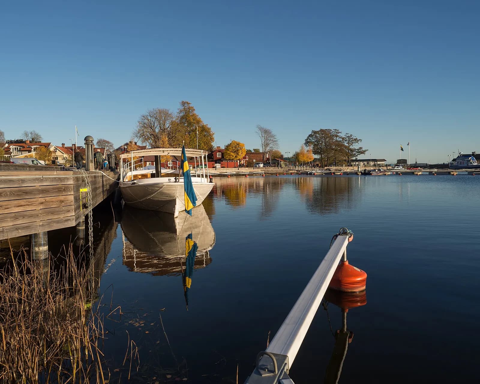 bateau amarré au quai du port de Sigtuna sur une eau miroir