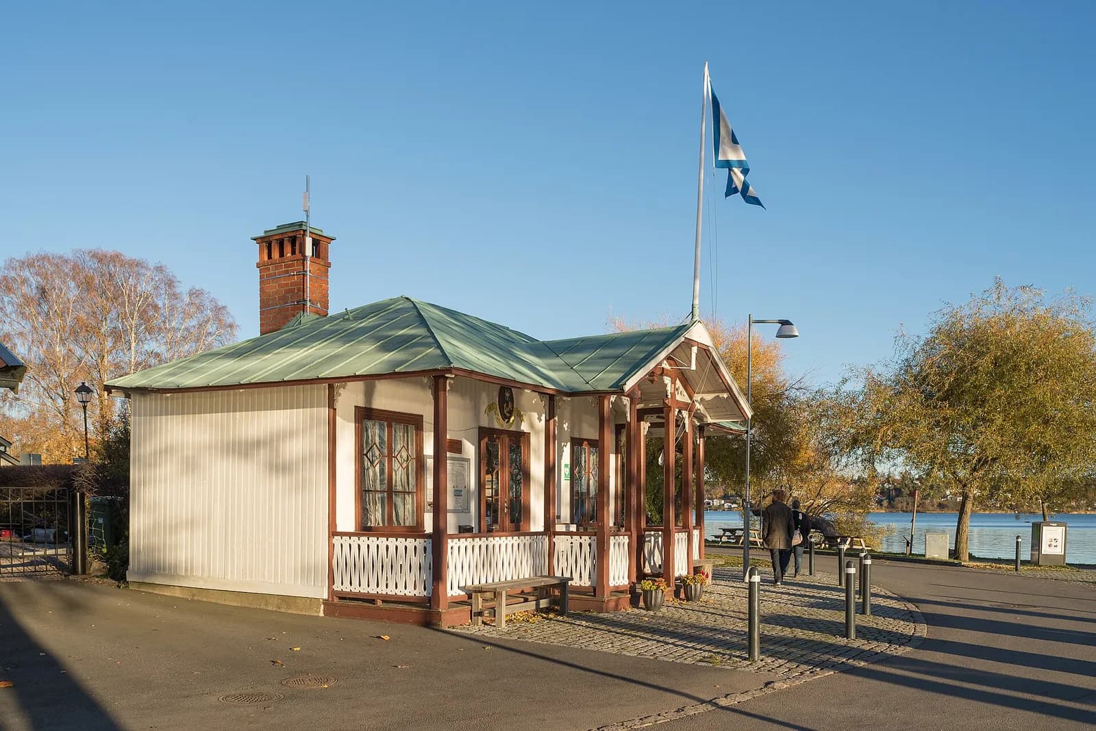 pavillon en bois historique à véranda au bord de l'eau à Sigtuna