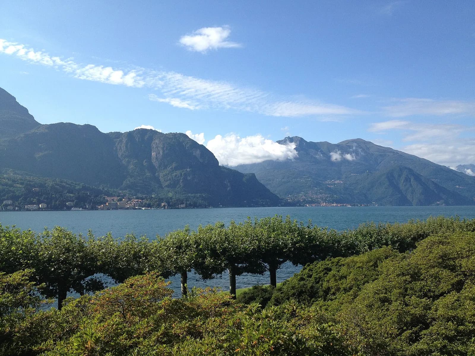 vue sur le lac de Côme et les montagnes depuis les jardins de la Villa Melzi