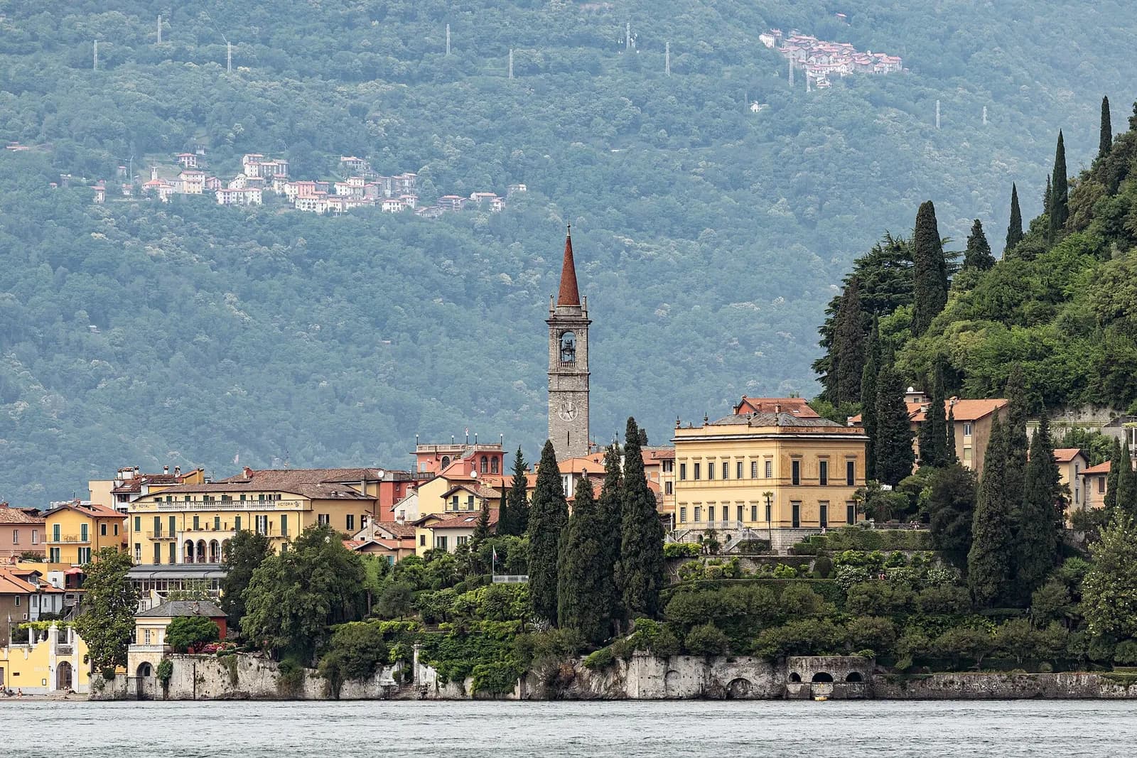 le village de Varenna, ses façades colorées et son campanile au bord du lac de Côme