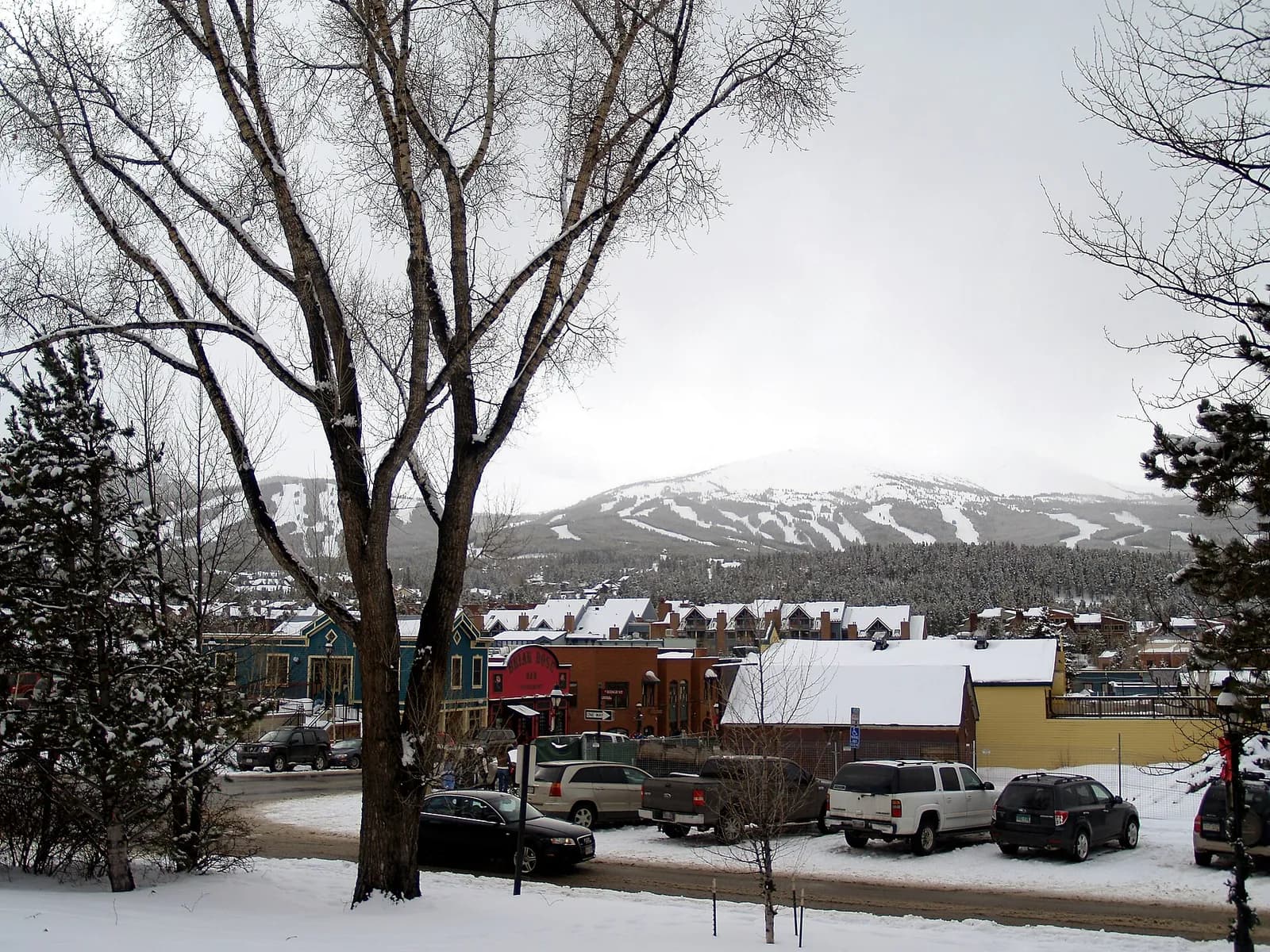 les toits enneigés de Breckenridge en hiver, avec les pistes de ski en arrière-plan