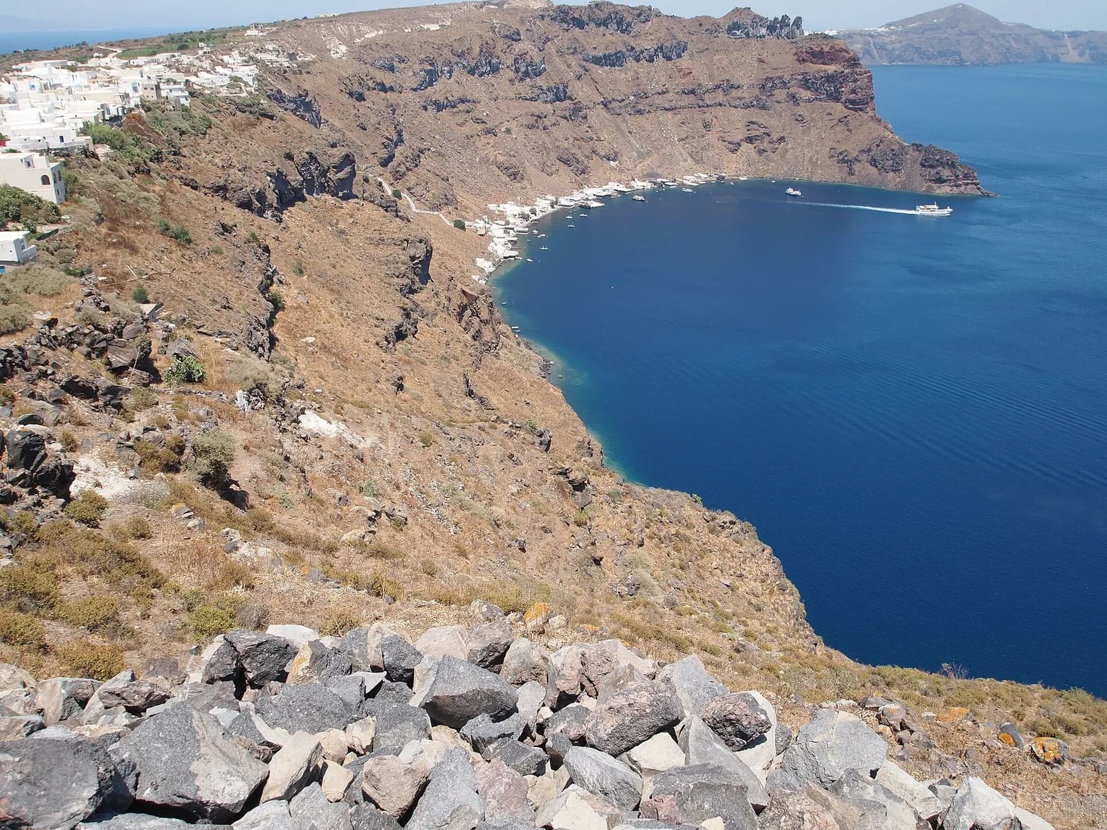vue plongeante sur la baie de Manolas depuis les hauteurs de Thirassia