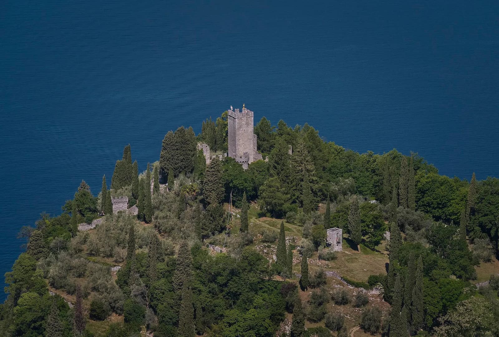 la tour du Castello di Vezio sur sa colline boisée au-dessus du lac de Côme