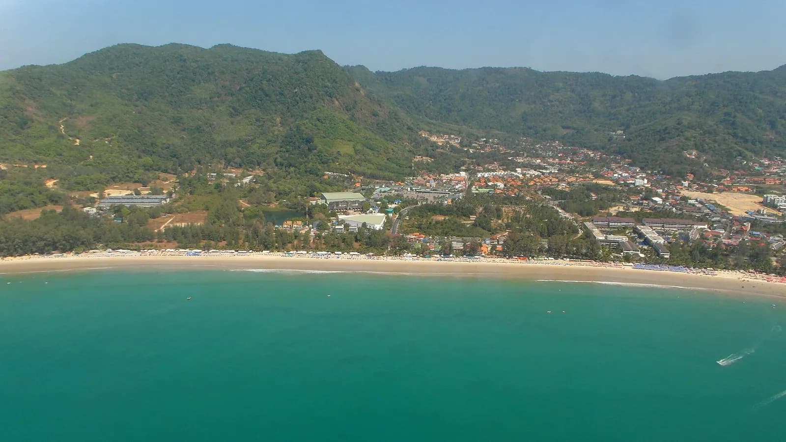 vue aérienne de la baie de Kamala, de sa plage de sable et des collines boisées de Phuket