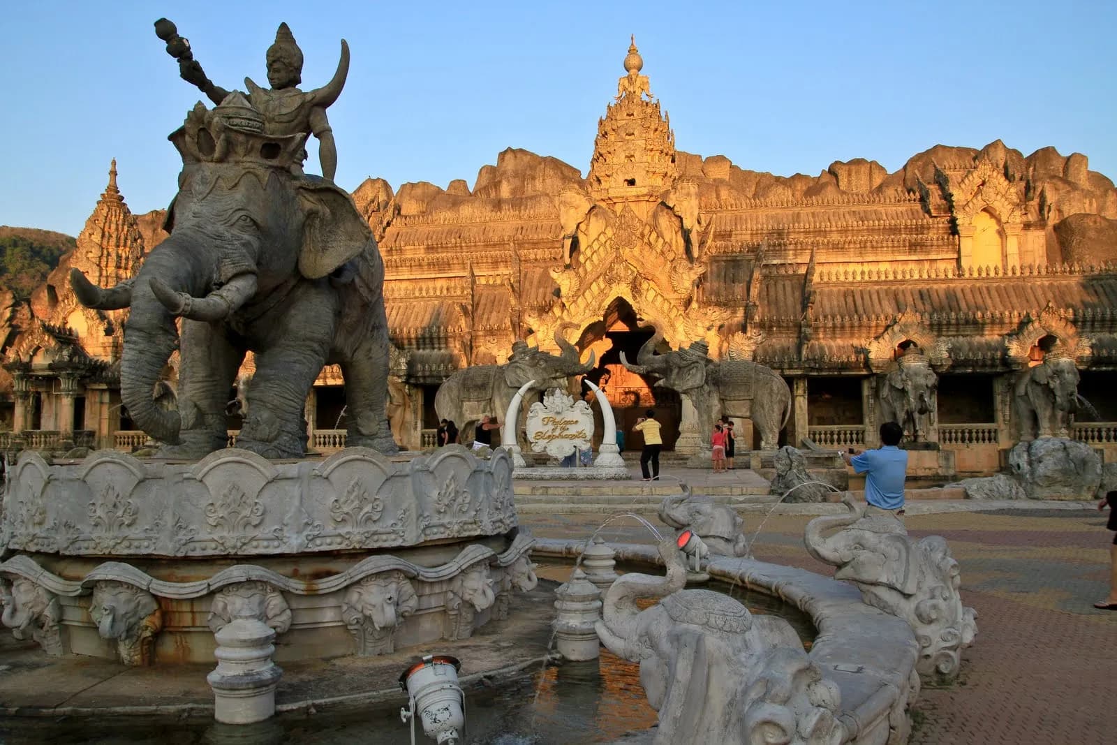 le palais d'inspiration khmère et la statue d'éléphant du parc Phuket FantaSea, à Kamala