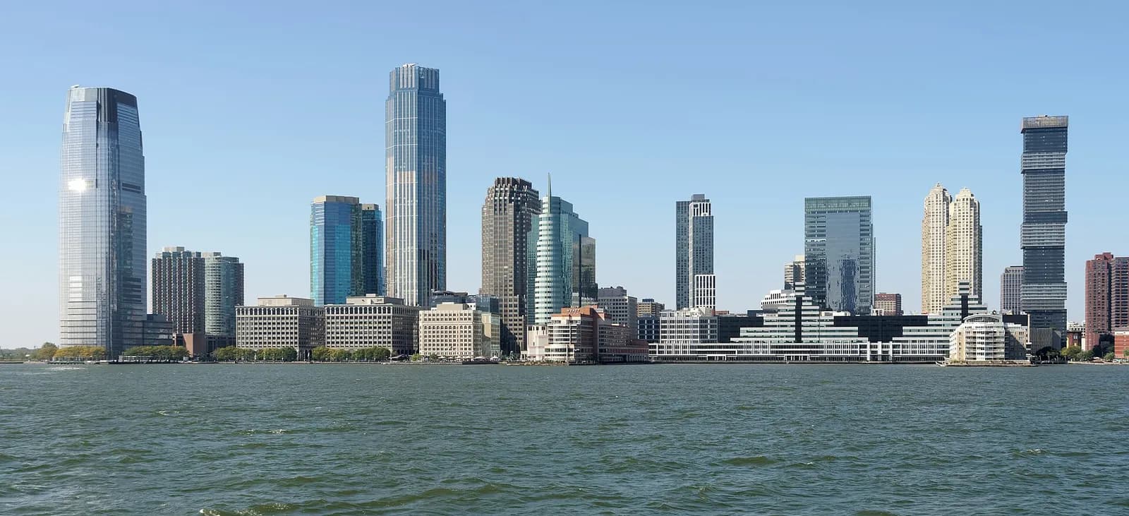 les tours modernes du front de mer de Jersey City vues depuis l'Hudson