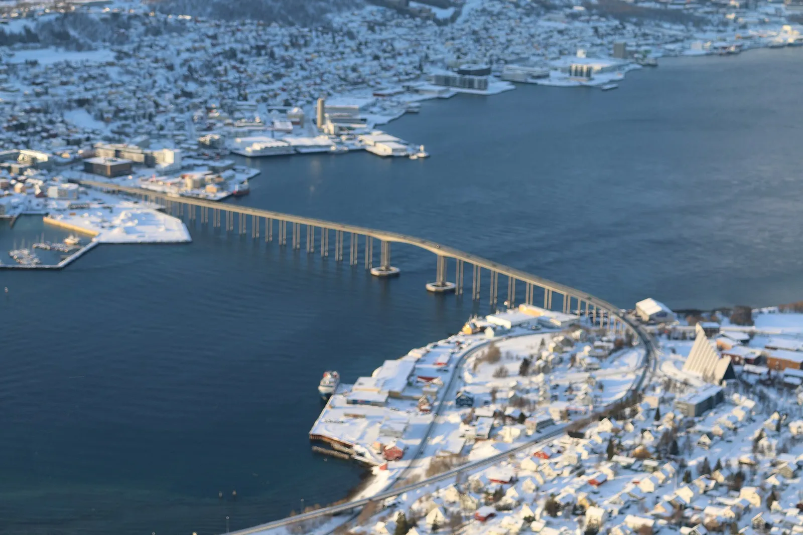pont de Tromsø et quartiers enneigés vus depuis le téléphérique Fjellheisen en hiver