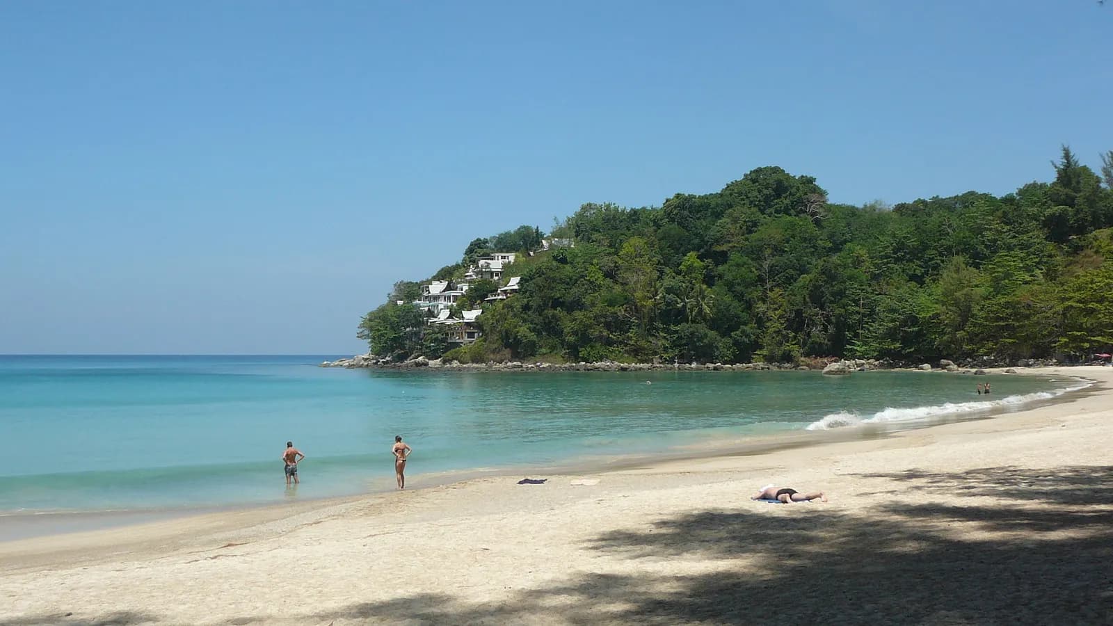 sable blanc et eau turquoise au bout de Kamala Beach, face à un promontoire verdoyant