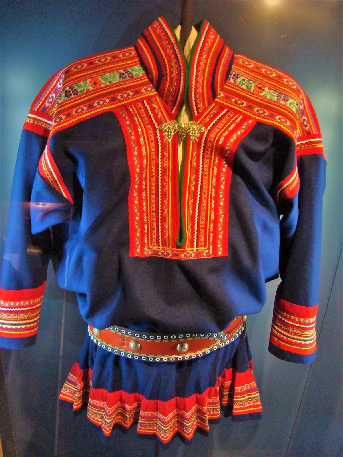 gákti bleu brodé de motifs rouges et jaunes, costume traditionnel sami
