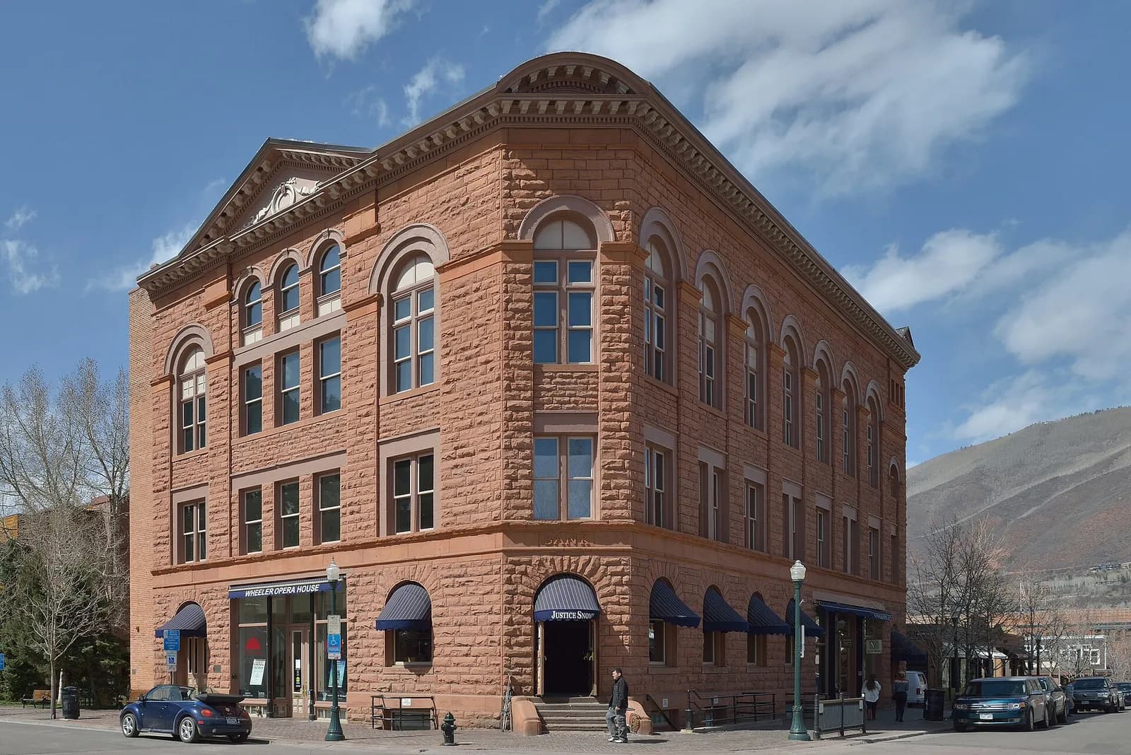 le Wheeler Opera House en grès rouge au cœur d'Aspen, au pied des montagnes