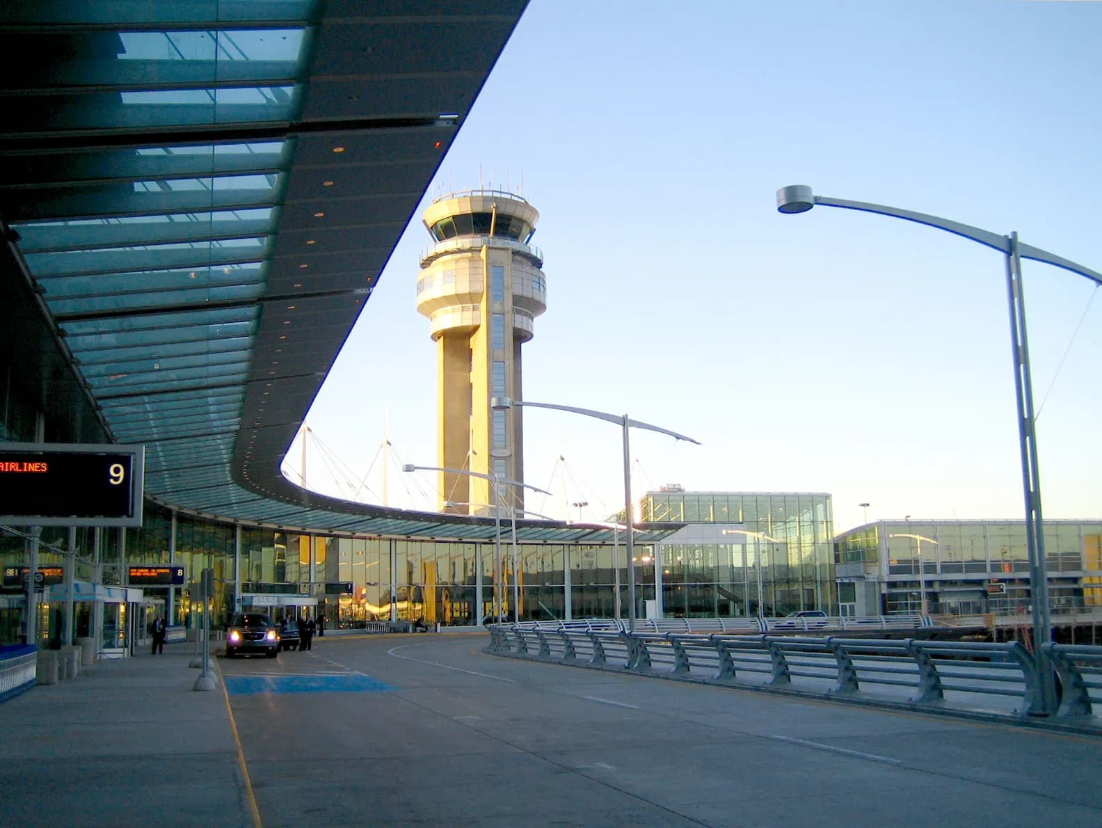 le secteur des départs vers les États-Unis et la tour de contrôle de l'aéroport de Montréal
