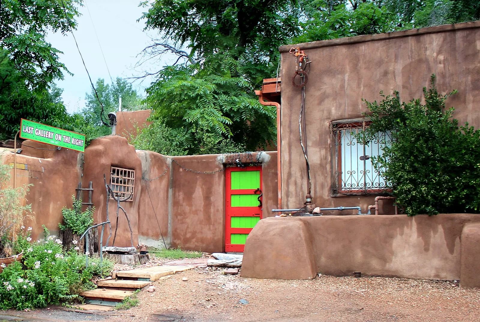 murs en adobe et porte colorée d'une galerie de Canyon Road à Santa Fe