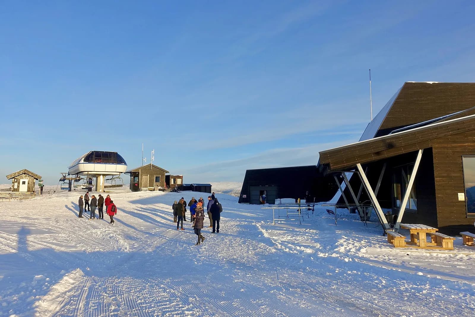chalet-restaurant et gare de remontée au sommet d'une station de ski norvégienne